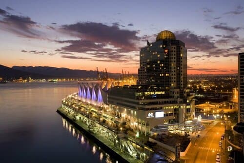 Внешний вид отеля Fairmont Pacific Rim в Ванкувере