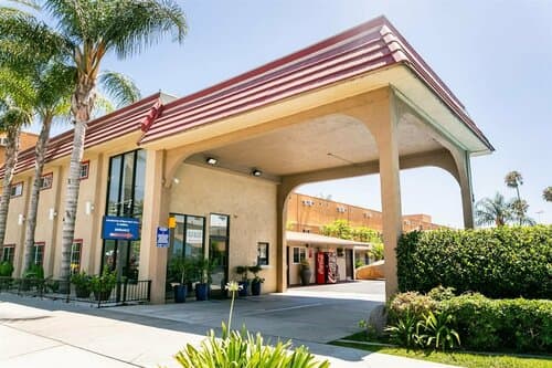 Внешний вид отеля Anaheim Discovery Inn & Suites в Анахайме