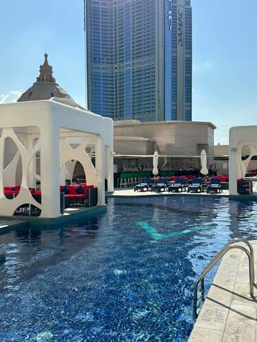 Внешний вид отеля V Hotel Dubai Curio Collection by Hilton в Торговом заливе