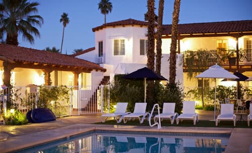 Внешний вид отеля Alcazar Palm Springs в Палм-Спрингс