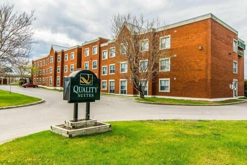 Внешний вид отеля Quality Suites Quebec в Квебеке
