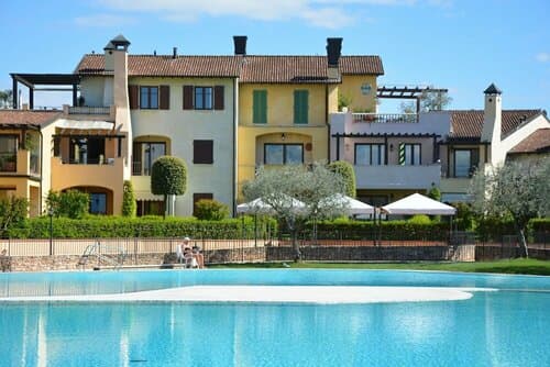 Внешний вид отеля Garda Resort Village в Пескиера-дель-Гарде