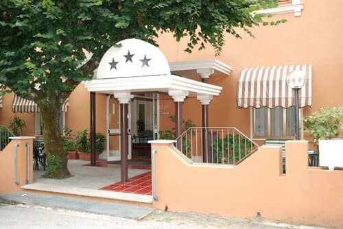 Внешний вид отеля Hotel Iris Crillon