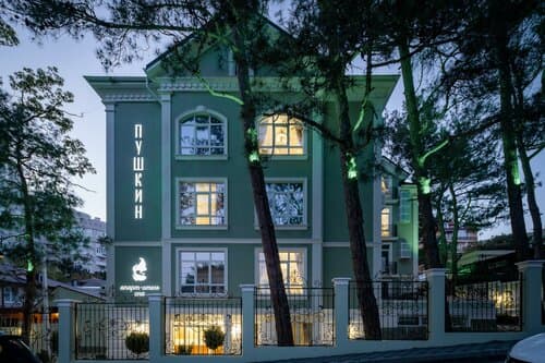 Внешний вид отеля Пушкин в Геленджике