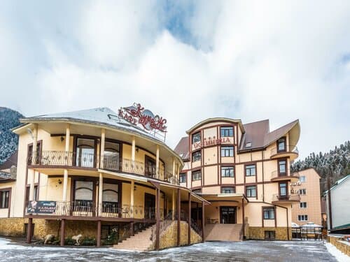 Внешний вид отеля Кураж в Домбае