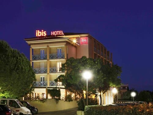 Внешний вид отеля Ibis Hyères Centre
