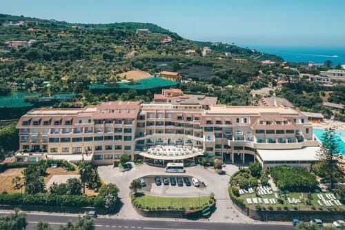 Внешний вид отеля Grand Hotel Vesuvio