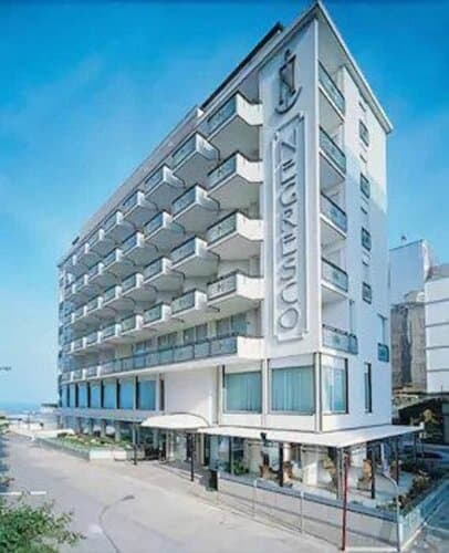 Внешний вид отеля Hotel Negresco в Каттолике