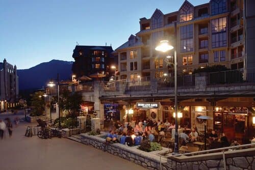 Внешний вид отеля Pan Pacific Whistler Mountainside в Муниципалитете курорте Уистлере