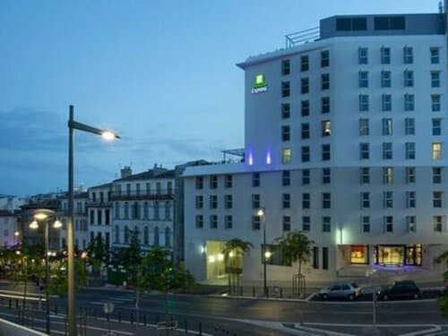 Внешний вид отеля Holiday Inn Express Marseille - Saint Charles в Бельсюнсе