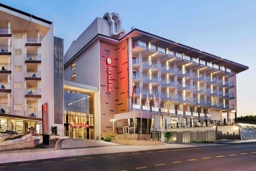 Внешний вид отеля Ramada Hotel & Suites