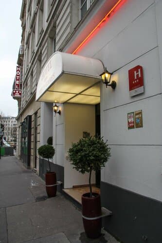 Внешний вид отеля Hotel Des Trois Gares в Квартире дезе Кенс-Вантье