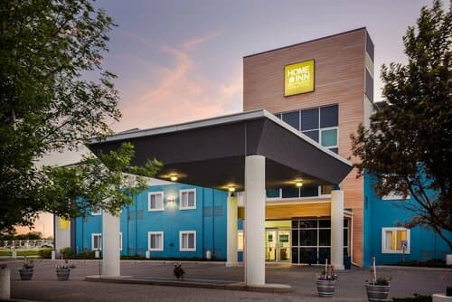 Внешний вид отеля Home Inn Express Medicine Hat