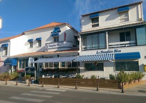 Внешний вид отеля Hôtel Le Dauphin Bleu в Буш-дю-Роне