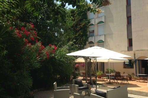 Внешний вид отеля Hôtel le Sud в Жуан-ле-Пене