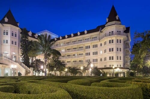 Внешний вид отеля Hong Kong Disneyland Hotel