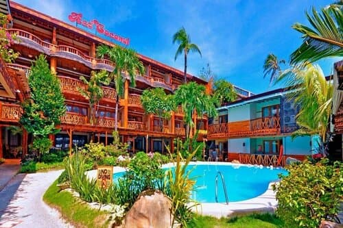 Внешний вид отеля Red Coconut Beach Hotel в Малае
