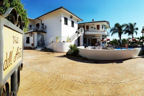 Внешний вид отеля Hotel Baia del Capo в Рикади