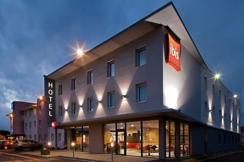 Внешний вид отеля Ibis Clermont Ferrand Nord Riom в Рьоме