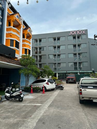 Внешний вид отеля JonoX Phuket Karon Hotel  в Кароне