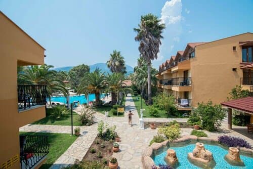 Внешний вид отеля Holiday Calbis в Ортадже