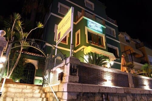 Внешний вид отеля Hotel California