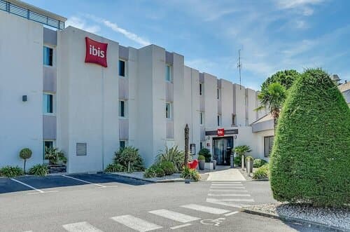 Внешний вид отеля Ibis Salon de Provence в Люриане