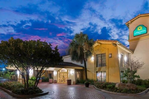 Внешний вид отеля La Quinta Inn by Wyndham San Antonio Market Square в Сан-Антонио