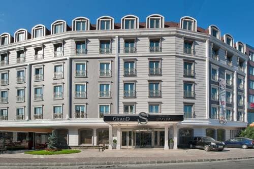 Внешний вид отеля Grand S Hotel