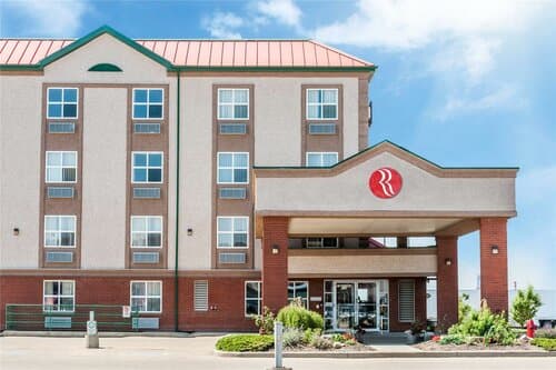 Внешний вид отеля Ramada by Wyndham Sherwood Park