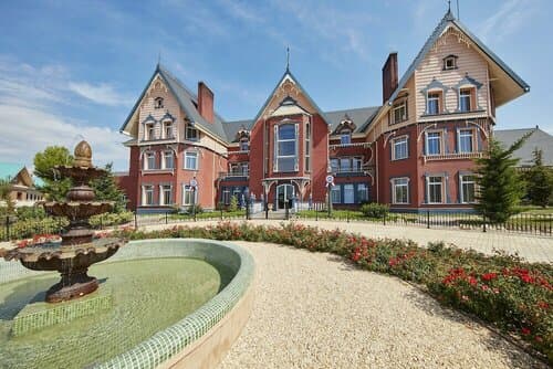 Внешний вид отеля PortAventura Hotel Lucy’s Mansion - Theme Park Tickets Included