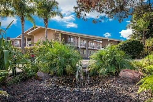 Внешний вид отеля Bay Breeze Inn