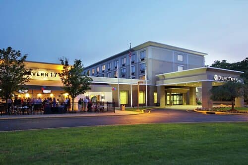 Внешний вид отеля DoubleTree by Hilton Mahwah