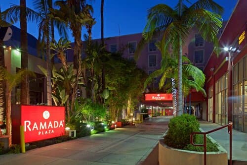 Внешний вид отеля Ramada Plaza by Wyndham West Hollywood Hotel & Suites