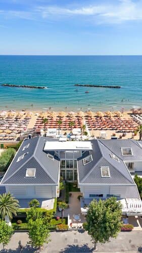 Внешний вид отеля Albergo Punta De L'est