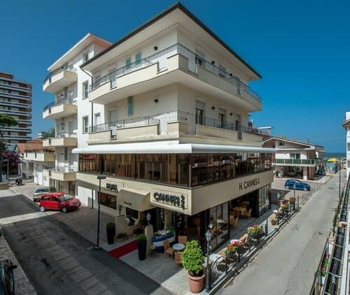 Внешний вид отеля Hotel Cannes в Беллария-Иджеа-Марине