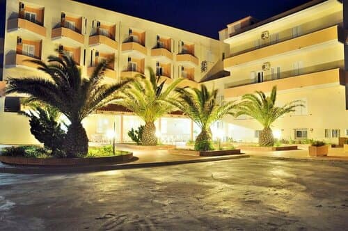 Внешний вид отеля Hotel Castelsardo Domus Beach