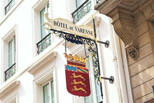 Внешний вид отеля Hotel De Varenne в Париже