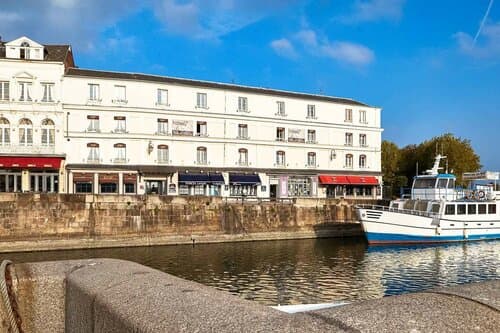 Внешний вид отеля Best Western Le Cheval Blanc - Vieux Port в Онфлёре