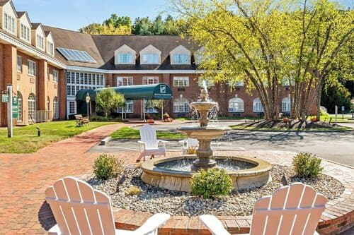 Внешний вид отеля Avon Old Farms Hotel