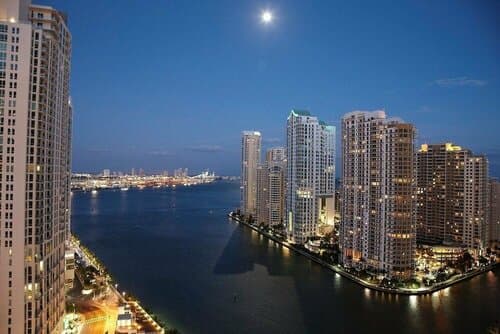 Внешний вид отеля Kimpton Epic Miami в Майами