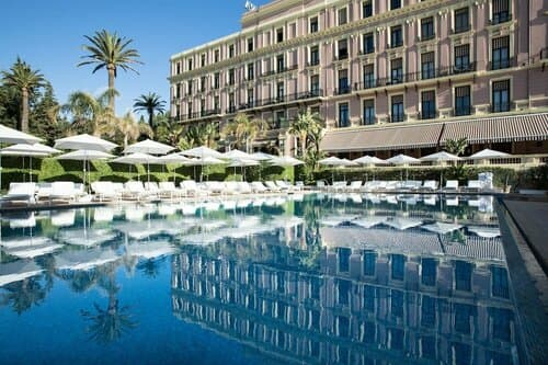 Внешний вид отеля Royal Riviera в Приморских Альпах