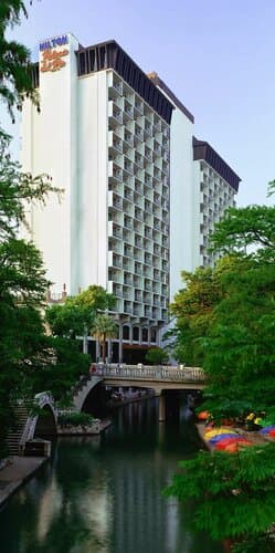 Внешний вид отеля Hilton Palacio Del Rio