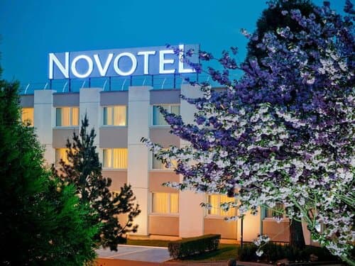 Внешний вид отеля Novotel Paris Saclay