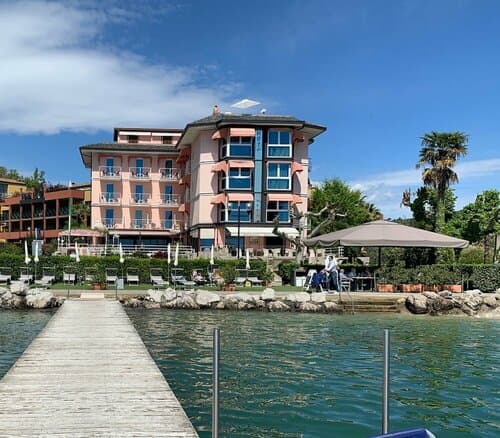 Внешний вид отеля Hotel Kriss Internazionale в Бардолино