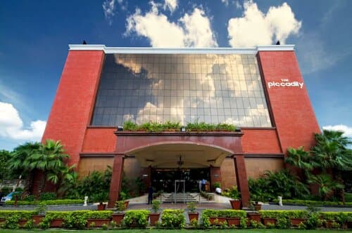 Внешний вид отеля The Piccadily Lucknow