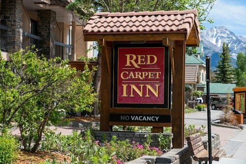 Внешний вид отеля Red Carpet Inn в Банфе