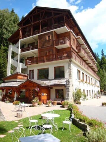 Внешний вид отеля Chalet Hotel Les Campanules в льзе Уше