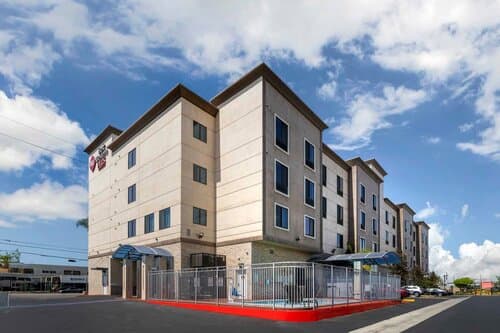 Внешний вид отеля Best Western Plus Gardena Inn & Suites
