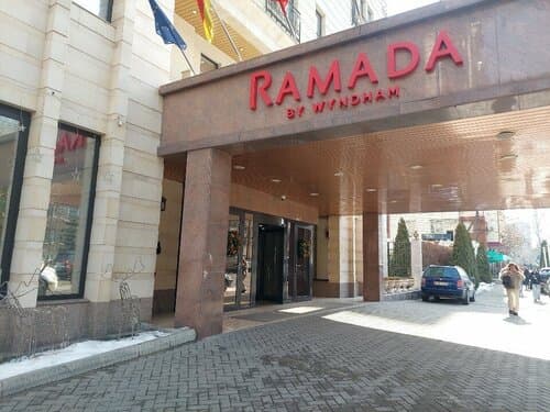 Внешний вид отеля Ramada by Wyndham Bishkek Centre в Бишкеке
